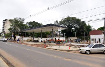 Construcción de futura estación de servicios sobre Juan XXII y Cecilio Da Silva, del barrio Las Lomas de Asunción. Está detrás de un conocido shopping.