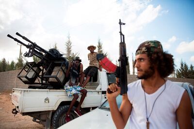 Combatientes leales al Gobierno de Acuerdo Nacional de Libia montan guardia al sur de Trípoli, en una imagen de septiembre de 2018.