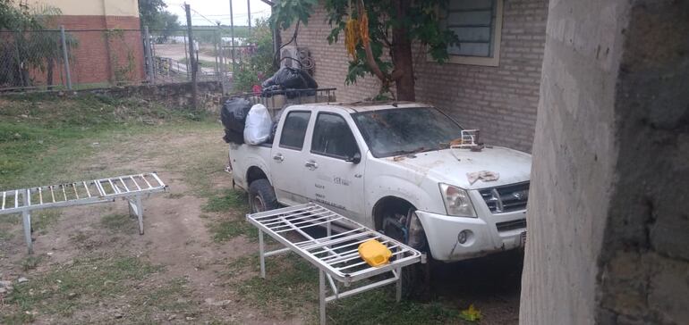 En esta vieja camioneta ubicada en el patio del hospital se acumulan las bolsas de todo tipo de residuos de la institución.