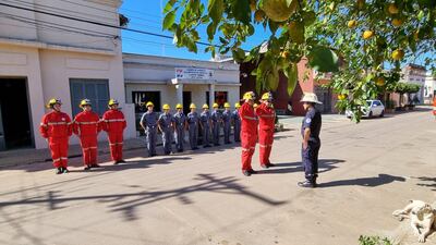 Bomberos de Carapeguá rinden homenaje a combatientes de la Guerra del Chaco.