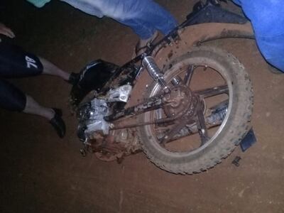 Restos de la motocicleta involucrada en el fatal accidente.