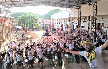 En la Escuela Mons. Ángel Nicolás Acha de Carapeguá se dio la bienvenida con mucha alegría y color a los alumnos.