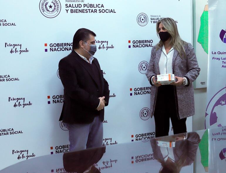 El ministro de Salud, Julio Borba, durante el acto de donación de La Química Farmacéutica S. A. y Eli Lilly.