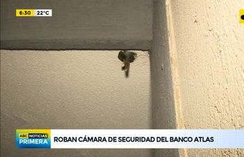 Roban cámara de seguridad del Banco Atlas