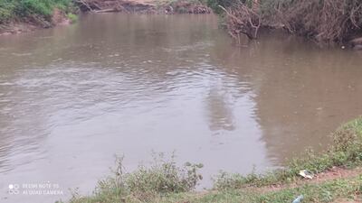 Vecinos encontraron el cuerpo sin vida de este hombre, que sería indigente, flotando en aguas del arroyo Yukyry.