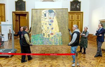 Para sacar ahora los colores a esas fotos, apenas el único vestigio visual de los cuadros, se alimentó a un algoritmo con información sobre Klimt: sus obras, sus técnicas y su uso del color.