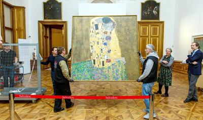 Para sacar ahora los colores a esas fotos, apenas el único vestigio visual de los cuadros, se alimentó a un algoritmo con información sobre Klimt: sus obras, sus técnicas y su uso del color.