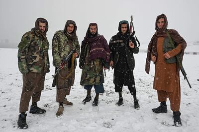 Combatientes talibanes en el lago Qargha, en Kabul, el pasado lunes.