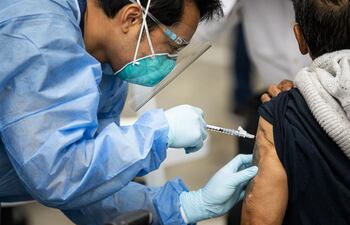 Dos mujeres "de unos 20 años vestidas como abuelas" trataron de vacunarse con la segunda dosis contra la covid-19.