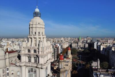 Vista aérea del domo del palacio Barolo y del Congreso Nacional, en Buenos Aires, Argentina. El Palacio Barolo rinde homenaje a la Divina Comedia, de Dante Alighieri. It presents a unique architectural style with a mixture of neo-romantic, neo-gothic, and even the dome with its unique Indian style from the Bhubaneshwar region that represents the tantric union between Dante and Beatrich, the protagonists of the Divine Comedy. Fue construido por el arquitecto Mario Palanti para el empresario Luigi Barolo. Inaugurado en 1923, fue el edificio más alto de Sudamérica, hasta que se construyó, también en Buenos Aires, el edificio Kavanagh en 1935.