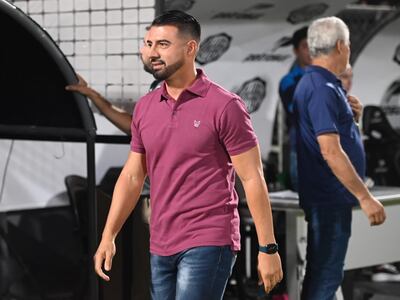 Julio César Cáceres, entrenador de Olimpia, en el partido contra Tacuary por la tercera fecha del torneo Apertura 2023 del fútbol paraguayo.