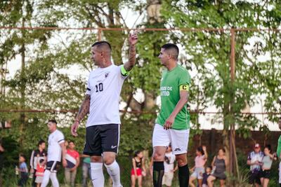 Derlis Alberto González y Mateo Gamarra González, los capitanes. Foto: Concepción al día.