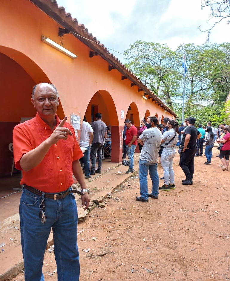 Oscar Cabrera logra mantener la hegemonía colorada en la ciudad de Guarambaré. El mismo ya estuvo al frente de la administración comunal durante el período 2010-2015.