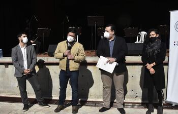 El músico Gonzalo Resquín, el ministro de la SNC, Rubén Capdevila; Humberto López, director de procesos culturales de la SNC; y la bailarina Gloria Morel presentaron la campaña "#CulturaSegura".