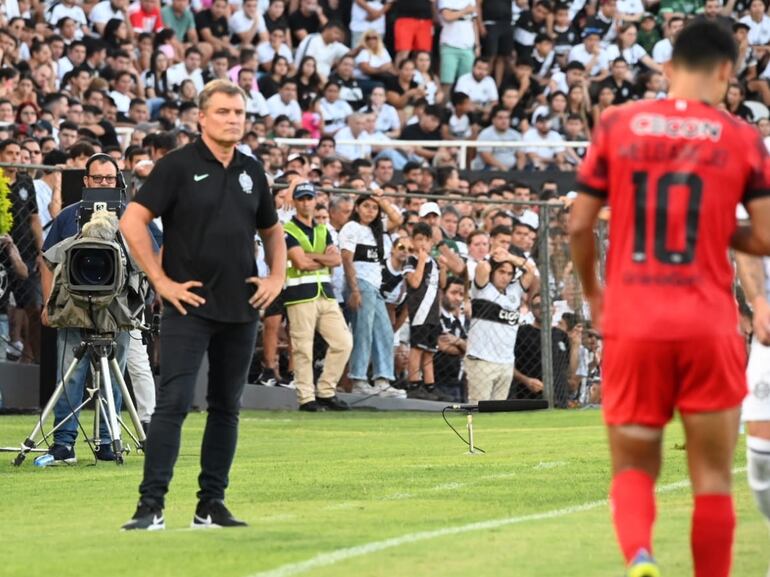 Diego Aguirre, entrenador de Olimpia, durante el partido contra Libertad en el estadio Manuel Ferreira por la octava jornada del torneo Apertura 2023 del fútbol paraguayo.