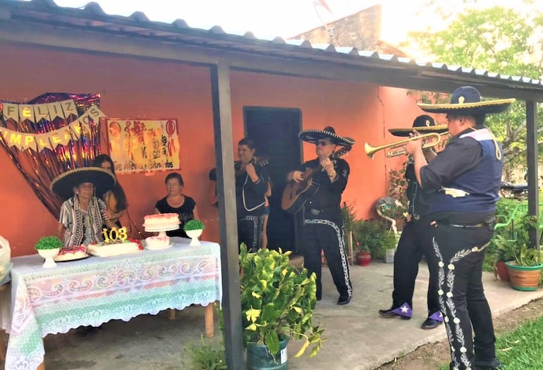 La intendenta Norma Zárate, la saludó con una selección de música de los mariachis