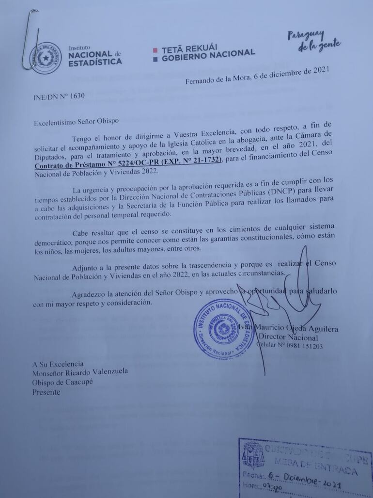 La nota que entregó Iván Ojeda al moseñor Ricardo Valenzuela, en la misa de Caacupé.