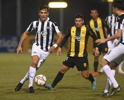 Roque Santa Cruz trata de escaparse de la marca de Marcelo González