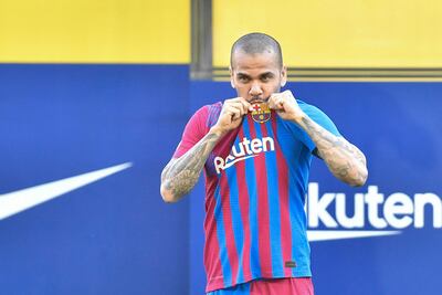 Dani Alves fue presentado como nuevo jugador del FC Barcelona
