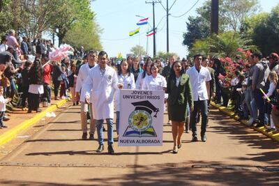 Los universitarios de la ciudad de Nueva Alborada también marcharon orgullosos en homenaje a la ciudad por su aniversario. Este sector fue beneficiado por la municipalidad con la compra de un bus que los trasladará a las instituciones donde cursan sus estudios.