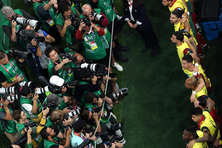 Los fotógrafos frente al banco de suplentes de Portugal durante la entonación del himno luso antes del duelo contra Suiza por el Mundial Qatar 2022.