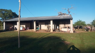 Los desconocidos quemaron un vehículo viejo, colchones y otros enseres.