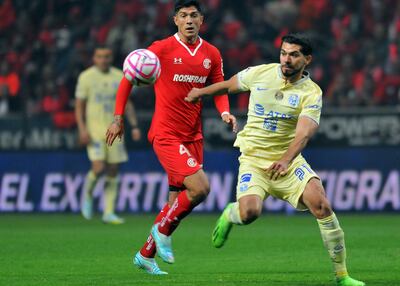 Valber Huerta (i) del Toluca disputa hoy el balón con Henry Martín del América, durante un partido por la semifinal del torneo Apertura 2022 de la Liga MX, en el estadio Nemesio Diez en Toluca, Estado de México (México). EFE/Víctor Cruz