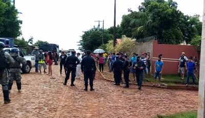 Los vecinos se agolparon en la cuadra donde se registró el desalojo.