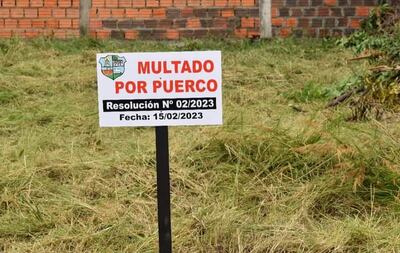 Funcionarios de la Municipalidad de Pilar, de la Dirección de Medio Ambiente, colocaron este cartel en un patio baldío del barrio San Miguel, luego de realizar la limpieza en el lugar.