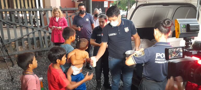 La Policía brindó desayuno a las familias campesinas