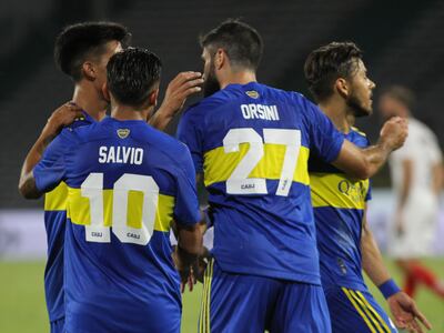 Óscar Romero (d) celebra uno de los goles de Boca Juniors por la Primera Fase de la Copa Argentina.