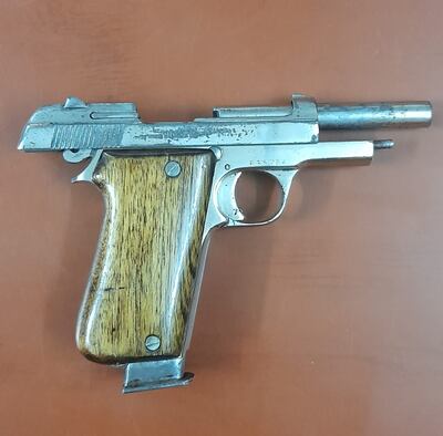 Pistola que llevaba el joven de 25 años, bajo la alfombra del Bolt.