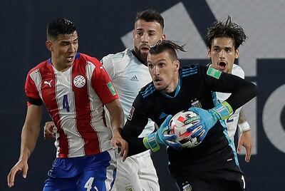 Franco Armani trata de salir rápido ante la marca de Fabián Balbuena.