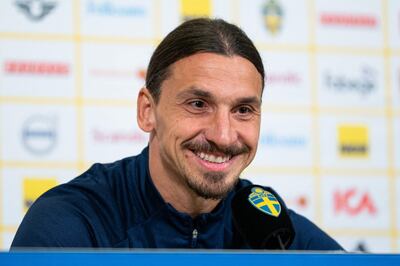 Zlatan Ibrahimovic sonríe en su vuelta a la selección de Suecia para los partidos decisivos ante Georgia y España.