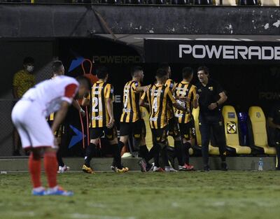 El festejo del gol de Guaraní fue con Gustavo Costas, que hoy se despedía del aurinegro.