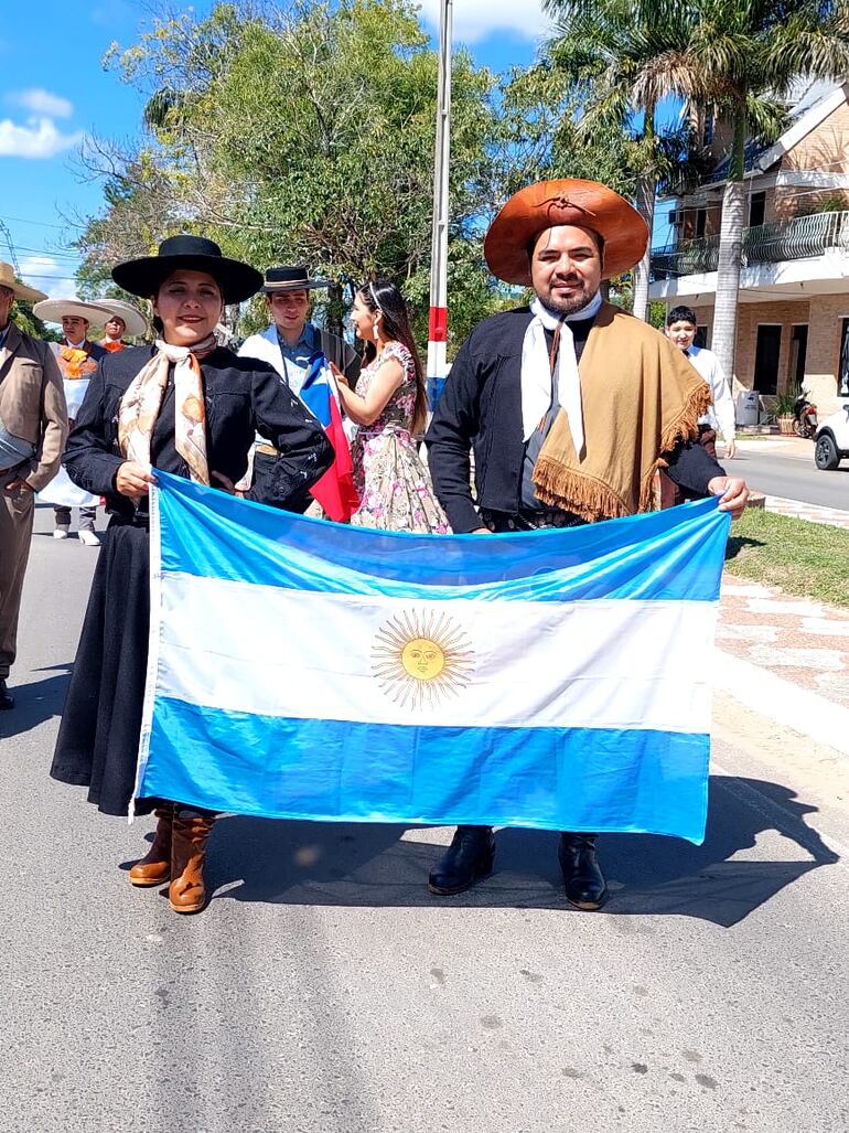 Artistas de diferentes países participaron del desfile en homenaje a la fecha de fundación y patronal de la ciudad de Pilar.