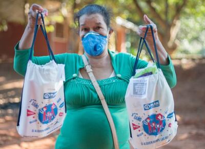 Los kits de higiene fueron entregados también a las madres de las niñas.