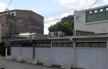 Persiste la ocupación de la avenida Pettirossi con casillas que debían ser "temporales". Afectan fuertemente el paso vehicular.