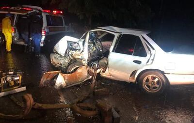 El automóvil en el cual viajaba la familia quedó con la parte frontal destrozada.