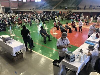 Una alta concurrencia se registró esta mañana en el vacunatorio del polideportivo municipal de Ciudad del Este.