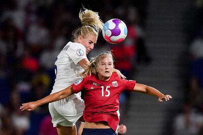 La jugadora inglesa Alex Greenwood cabecea el balón, superando en el salto a la noruega Amalie Eikeland, durante el partido que disputaron ayer en Brighton.