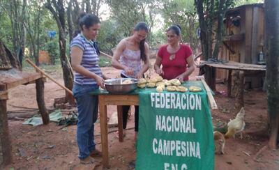 La dirigente campesina Perla Méndez junto con sus compañeras amasando chipa en tiempos de pandemia.