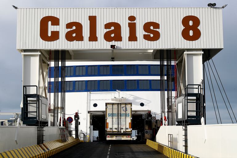 Camiones parten hacia el Reino Unido por el puerto de Calais, en el norte de Francia, este viernes.