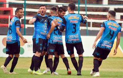 Marcos Riveros celebra su gol con “Pinti” Álvarez y Armando Samaniego (20).