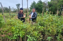 A directora Marlene Cabello del Colegio Técnico Ing. Moisés Bertoni junto con el intendente Aldo Lezcano en Acahay