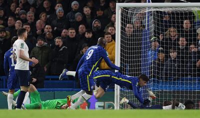 Kai Havertz anota el primer gol para Chelsea. En la jugada, el delantero alemán sufrió una dislocación del dedo meñique de la mano derecha.