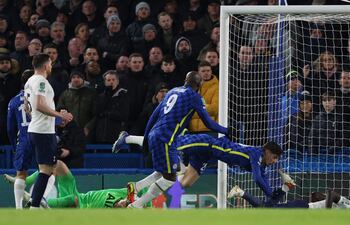 Kai Havertz anota el primer gol para Chelsea. En la jugada, el delantero alemán sufrió una dislocación del dedo meñique de la mano derecha.