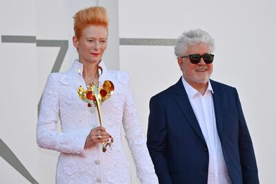 La actriz Tilda Swinton y el cineasta Pedro Almodóvar durante la presentación de "La voz humana", en el Festival de Venecia.