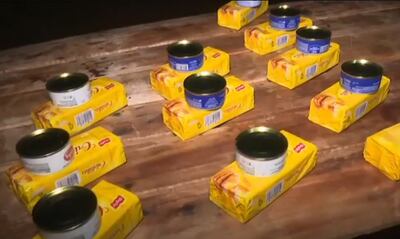 Con el afán de al menos no dejan sin nada que cenar a los parientes de internados, en la carpa de la solidaridad se rebuscaron para al menos proveer picadillo con galletitas.