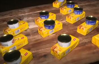 Con el afán de al menos no dejan sin nada que cenar a los parientes de internados, en la carpa de la solidaridad se rebuscaron para al menos proveer picadillo con galletitas.